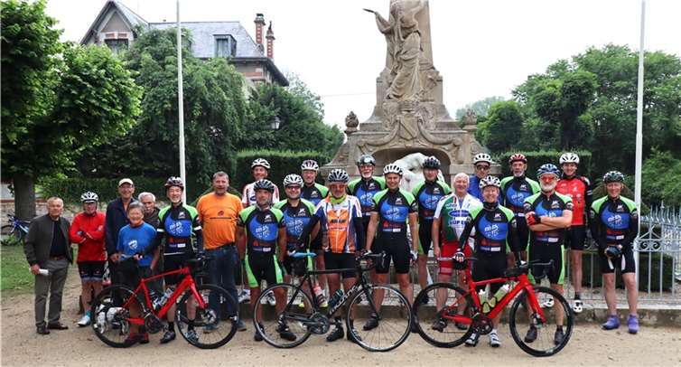 Die Equipe EuroDeK vor dem Denkmal für die Gefallenen der Weltkriege in Tonnerre. Quelle: Equipe EuroDeK