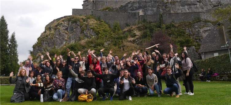 Die Erasmus+ Teilnehmergruppe vor der Burg von Lourdes.  Privat