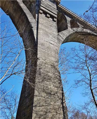 Die Erbacher Brücke besteht aus solidem Beton. Im Laufe der Jahre nagte jedoch der Zahn der Zeit an dem Bauwerk.