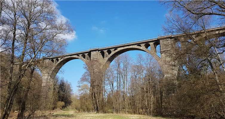 Die Erbacher Brücke besteht aus solidem Beton. Im Laufe der Jahre nagte jedoch der Zahn der Zeit an dem Bauwerk.  Foto: KH