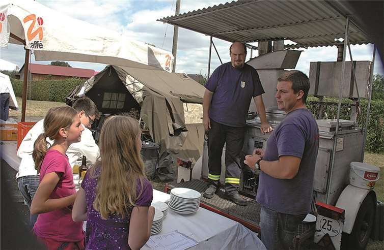 Die Erbsensuppe aus der Feldküche ist Kult beim Feuerwehrfest in Dünstekoven.Weigert