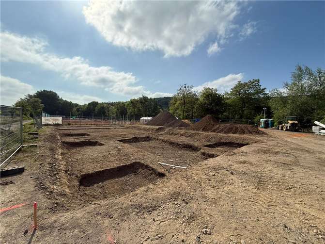 Die Erdbauarbeiten auf dem Gelände des TC Bad Bodendorf haben begonnen, die Fundamente für das neue Vereinsheim wurden ausgeschachtet.  Foto: Stadtverwaltung Sinzig