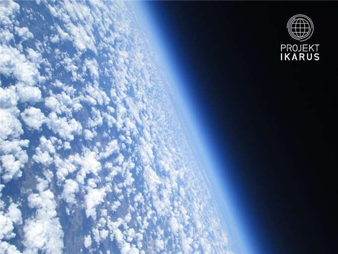 Die Erde aus ca. 30 km Höhe. Die Erdkrümmung, sowie der Schichtaufbau der Atmosphäre vor dem Schwarz des Weltraums sind klar erkennbar.