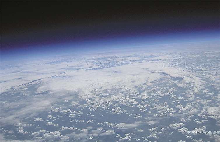 Die Erde aus einer Höhe von 32.650 Metern.