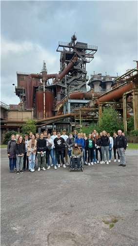 Die Erdkunde-Leistungskurse im Landschaftspark Duisburg vor dem Hochofen. Foto: privat