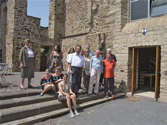 Die Erfinderin und Organisatorin der Kultur-Tour Christina Steinheuer (sitzend) mit der Judentum-Expertin Annemarie Müller-Feldmann (links), die für die VHS über jüdische Friedhöfe führt und der FDP-Kreisvorsitzende Ulrich van Bebber (4. v. r.) ließen sich von den Repräsentanten des Fördervereins Ralf Lubberich (r.) und Gerd Rothbrust (2. v. r.) das Außengelände und die Besonderheiten in der Propstei zeigen.