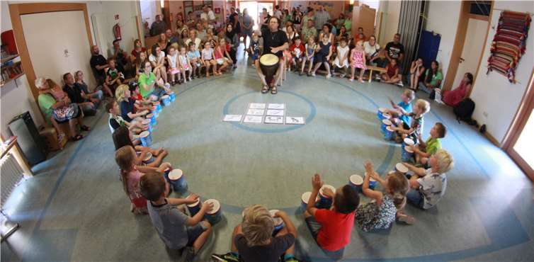 Die Ergebnisse des Trommelworkshops mit Dietmar Dietrich erlebten die Festgäste in Form von mitreißenden Rhythmen. privat