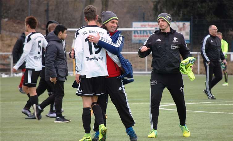 Die Erleichterung ist Trainer Cornel Hirt, der hier Manuel Oster umarmt, förmlich anzumerken. Rechts kommt Ersatztorhüter Jan Heinemann zum Gratulieren vorbei.