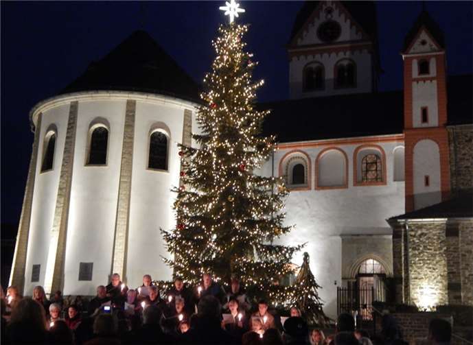 Die Erleuchtung des Weihnachtsbaumes bescherte vorweihnachtliche Atmosphäre.