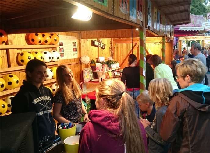 Die Erlöse der Ballverlosung kommen der Hilfsorganisation „Schule fürs Leben“ zugute.