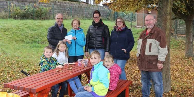 Die Erlöse des Mutter-Kind-Kreises wurden bei einer Spendenübergabe der Gemeinde übergeben. Jürgen Jachtenfuchs