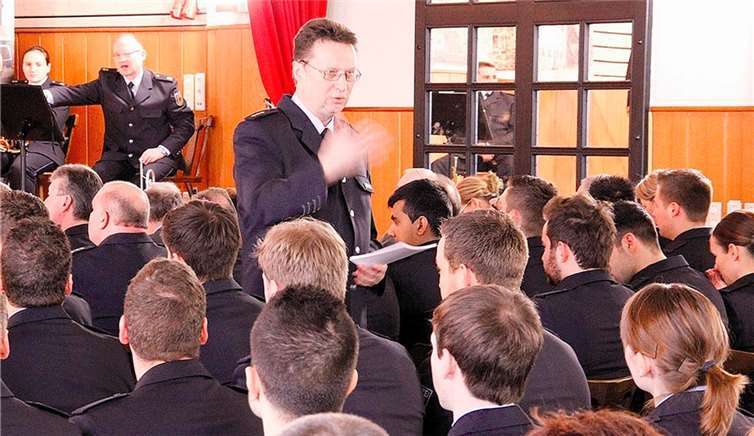 Die Ernennung von 54 Absolventen der Laufbahnausbildung für den mittleren Polizeivollzugsdienst in der Bundespolizei. Bundespolizei