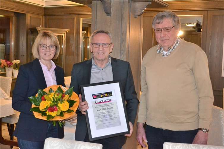 Die Ernennung von Karl-Willi Engels zum Ehrenvorsitzenden war ein Höhepunkt der Veranstaltung.  Foto: Gewerbeverband Waldbreitbach e.V.