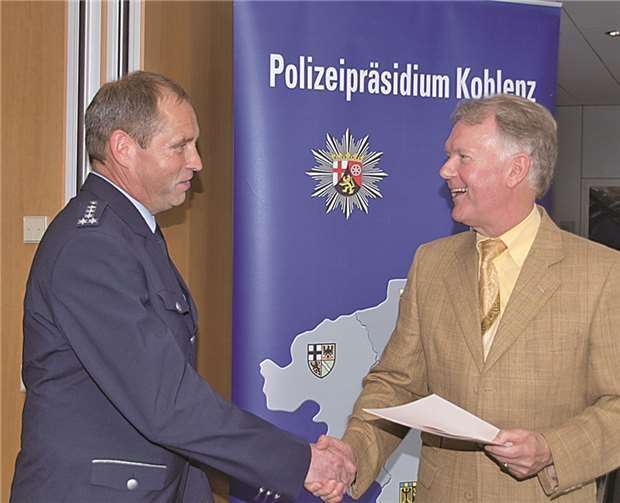Die Ernennungsurkunde aus den Händen von Polizeipräsident Wolfgang Fromm an Peter Jahnen, Leiter der Polizeiinspektion Koblenz. (v.r.).