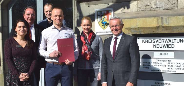 Die Ernennungsurkunde zum Brandoberinspektor erhielt Andreas Harder aus den Händen von Landrat Achim Hallerbach. v.l.n.r.: Ausbildungsleiterin Nesrin Uslu, Kreisfeuerwehrinspekteur Werner Böcking, Abteilungsleiter Frank Laupichler, Brandoberinspektor Andreas Harder, Büroleiterin Diana Wonka und Landrat Achim Hallerbach