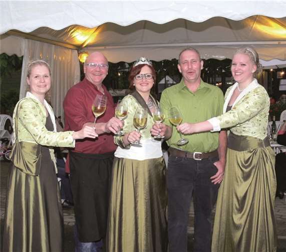 Die Ernster Weinkönigin Jennifer I. und ihre beiden Weinprinzessinnen Julia und Laura waren ebenfalls gewogene Gäste bei Familie Göbel.  TE