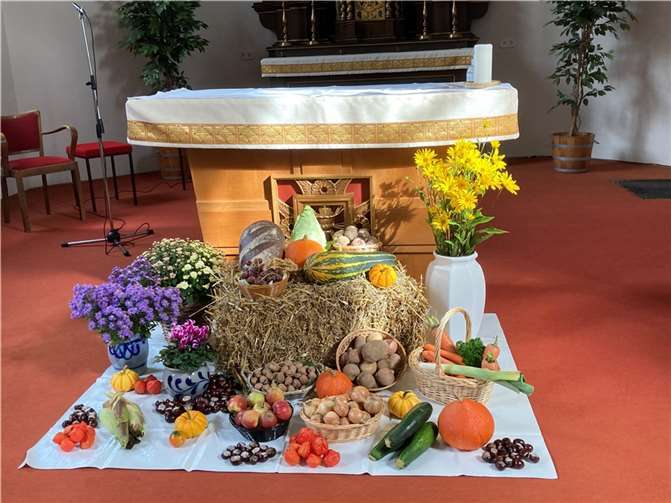 Die Erntegaben vor dem Altar. Foto: privat