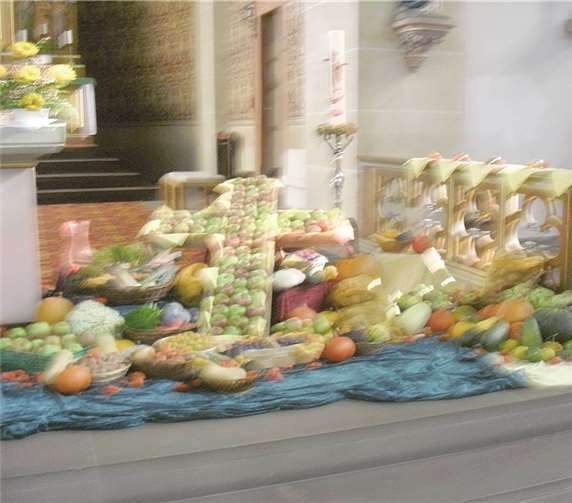 Die Erntegaben wurden dekorativ vor dem Altar aufgebaut.privat