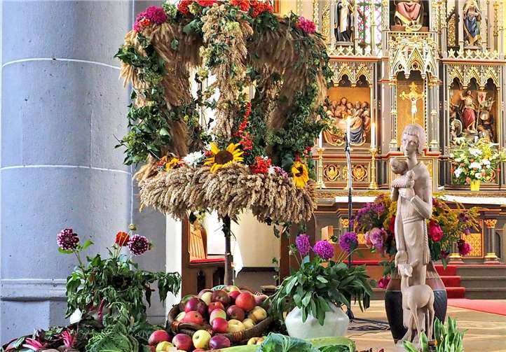 Die Erntekrone und viele Gaben zieren den Altarraum.