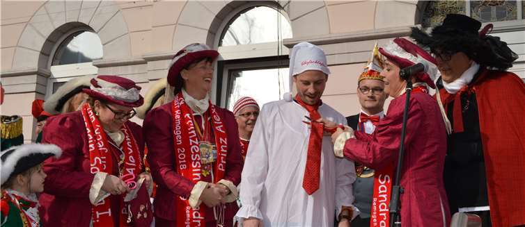 Die Eroberung des Rathauses ist gelungen, der Schlipstrick auch.Fotos: -AB-