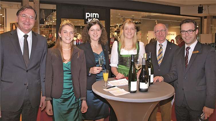 Die Eröffnung der Weinbörse im Löhr-Center mit gleich drei Majestäten (v. l.): Joachim Palm (Rotary-Wein-Koordinator), Judith Dorst (Rheinhessische Weinkönigin), Kathrin Schnitzius (Weinkönigin der Anbauregion Mosel), Lorena I. (Koblenzer Weinkönigin), Josef Leisen (Rotary-Präsindent) und Löhr-Center-Manager Stephan Antwerpen. US