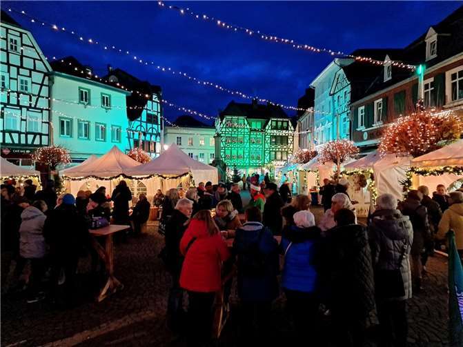 Die Eröffnung des Linzer Weihnachtszaubers lockte zahlreiche Besucher auf den Marktplatz.  Fotos: AWi