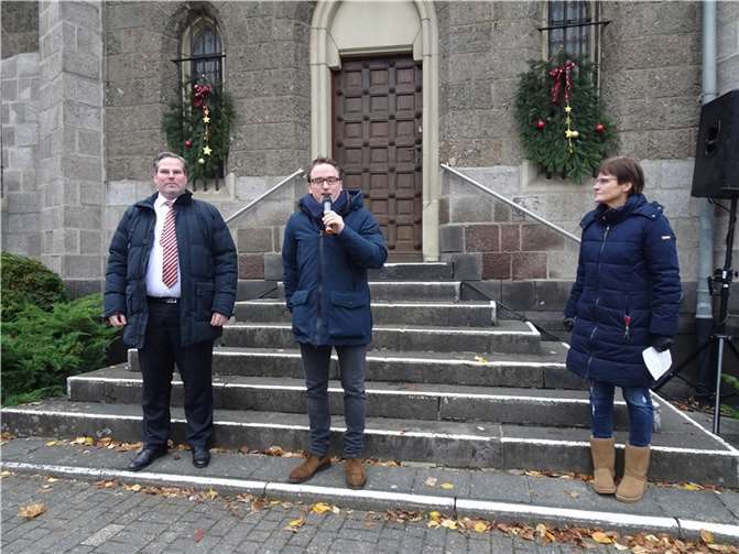 Die Eröffnung mit Ortsbürgermeister Dr. Frank Gondert, Verbandsbürgermeister Marcel Caspers und Gemeindereferentin Josefine Bonn.