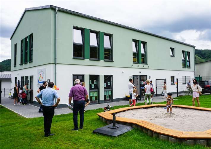 Die Eröffnungsfeier der neuen Kita nutzten viele Besucher, um sich das Projekt an zu schauen. In nur dreizehn Monaten Bauzeit entstand der Gebäudekomplex. Fotos: EP