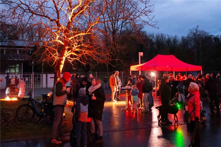 Die Eröffnungsfeier lockte schon viele hunderte Familien und Kinder an das Wasserwerk und damit alle sich bei dem winterlichen Wetter wohlfühlen konnten wurden Glühwein, Kinderpunsch und frisch gebackene Teilchen bereitgestellt.