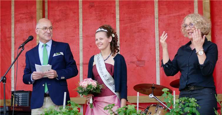 Die Eröffnungsreden von Bürgermeister Bert Spilles und der Blütenkönigin Anna Mahnig wurde von der Gebärdendolmetscherin Gabriele Behrenberg für Gehörlose übersetzt.