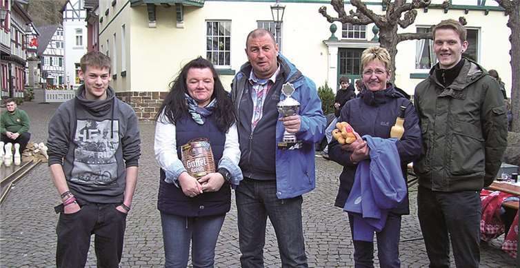Die Erpeler Junggesellen freuen sich mit den Gewinnern des Boule-Turniers Biggi und Richie Klein, 2. Platz Susanne Bittner.