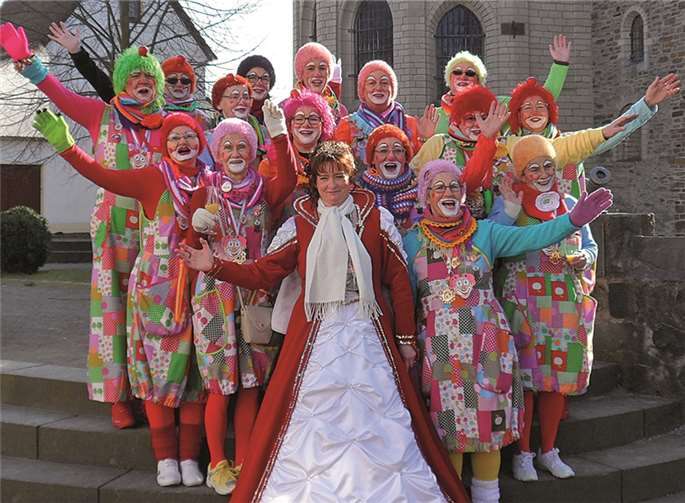 Die Erpeler Möhnen im diesjährigen Mottokostüm, als Clowns. privat