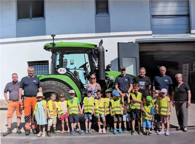 Die Erpeler Vorschulkinder gemeinsam mit ihren Erzieherinnen und den Mitarbeitern des Bauhofs Erpel-Bruchhausen.  Foto: Kita Erpel