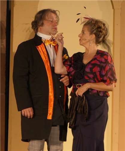 Die Erpresserin Mrs. Laura Cheveley hat sich mit Lord Arthur Goring den falschen Gegner ausgesucht.