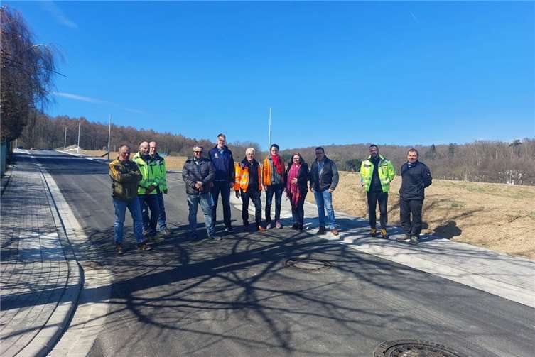 Baugebiet „Im Herberg II“ in Niederelbert ist fertig erschlossen Die Erschließung des Neubaugebiets „Im Herberg II“ in Niederelbert ist abgeschlossen. Zur Bauabnahme trafen sich Ortsbürgermeisterin Carmen Diedenhoven, der Erste Beigeordnete Ulrich Neuroth und die Beigeordnete Anke Thome sowie Vertreter der Tiefbaufirma Triesch und der artec Ingenieurgesellschaft, Mitarbeiter der VG-Werke und Projektleiter Ralf Kohlhaas vor Ort. Foto: Ortsgemeinde Niederelbert