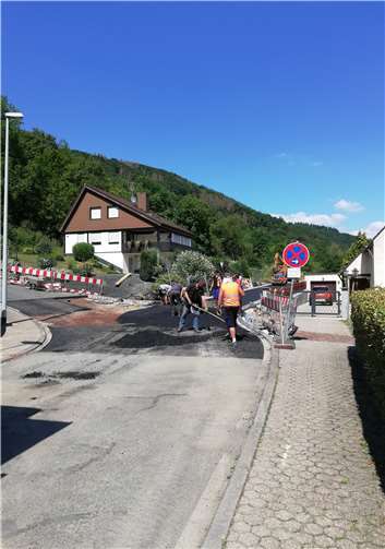 Die Erschließungsstraße ist soweit fertiggestellt, dass die Häuslebauer loslegen können. Foto: Dieter Görg