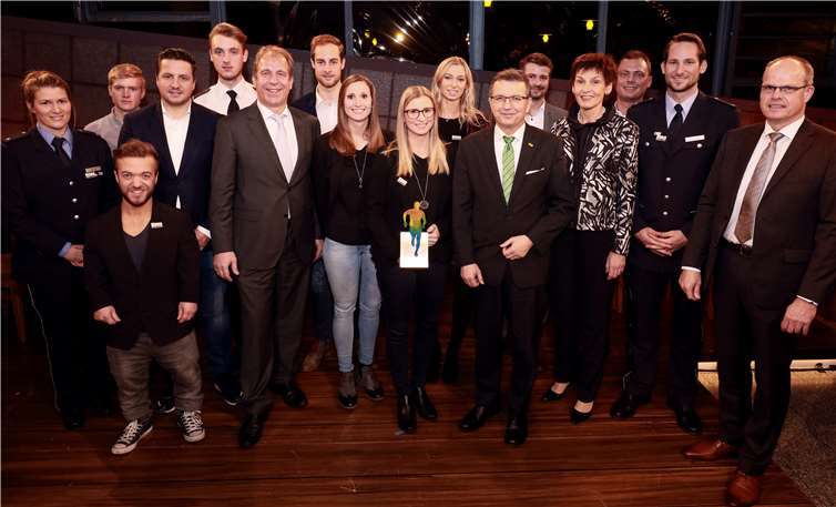 Die Erst- bis Drittplatzierten der Landessportlerwahl freuen sich mit LSB-Vizepräsident Jochen Borchert (r.), LSB-Präsidentin Karin Augustin (4.v.r.), Lotto-Geschäftsführer Jürgen Häfner (6.v.r.) und Staatssekretär Randolf Stich (6.v.l.) über ihre Auszeichnung. LSB/B. Eßling