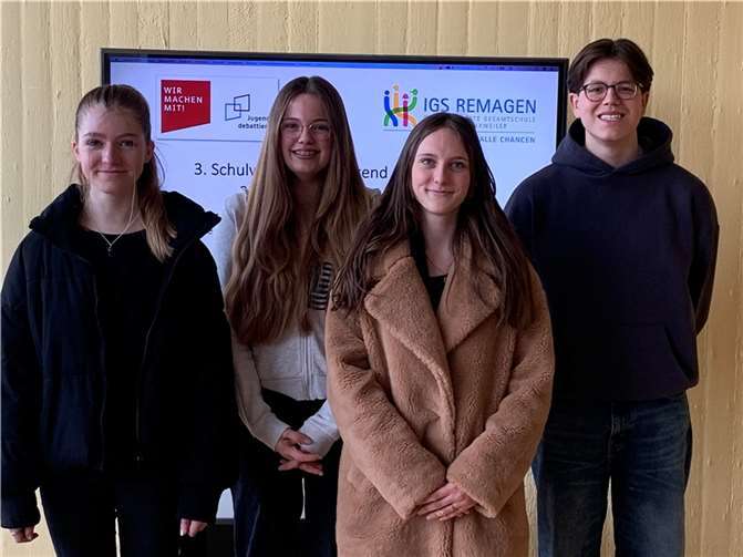 Die Erst- und Zweitplatzierten im Schulwettbewerb Jugend debattiert: v.l.n.r. Elena Kleine, Alina Bell, Carolin Heuser und Benedict Rüben. Foto: Markus Johann