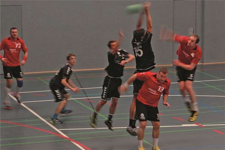 Die Erste Herrenmannschaft des Rot-Weiß Merl konnte bis kurz vor Ende des Spiels auf Augenhöhe mithalten. privat