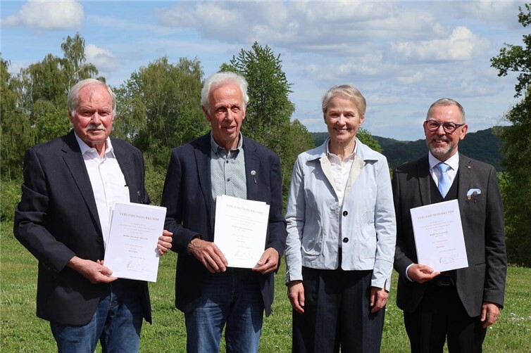 Die Erste Kreisbeigeordnete Gabriele Wieland übergab die Ehrennadel des Landes Rheinland-Pfalz an Horst Buchner, Sieghart Möller und Klaus Sauer (v. l. n. r.).