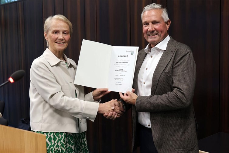 Die Erste Kreisbeigeordnete Gabriele Wieland überreichte Klaus Lütkefedder die Ernennungsurkunde.