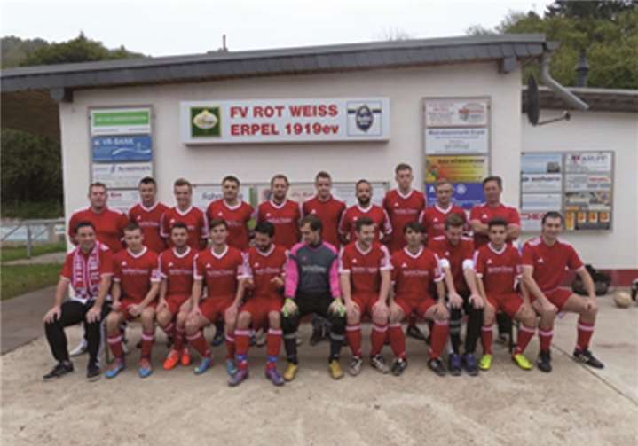 Die Erste Mannschaft des FV Rot-Weiss Erpel 2014/15 in ihren neuen Trikots. privat