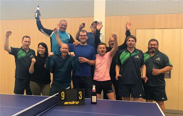 Die Erste Mannschaft feiert ihren Erfolg.Foto: privat