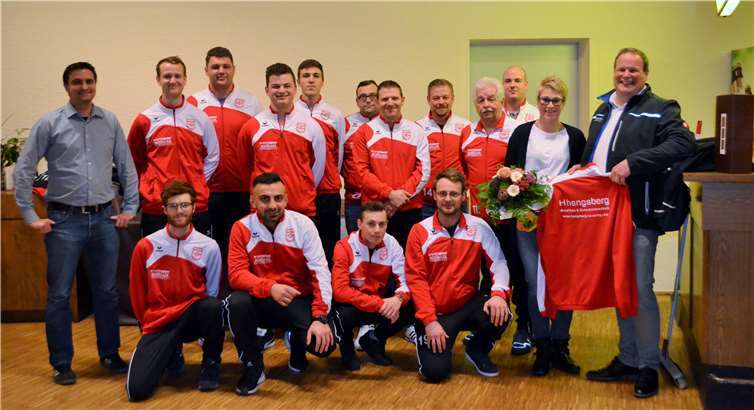 Die Erste Mannschaft mit ihren neuen Outfits.privat