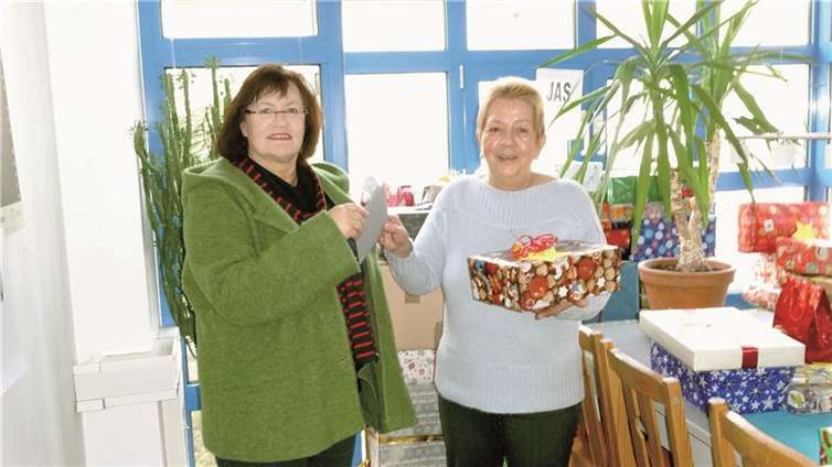 Die Erste Vorsitzende des SV Melsbach, Gertrud Trierweiler, übergibt das Geld an Rita Köhler vom Kinderschutzbund Neuwied. privat