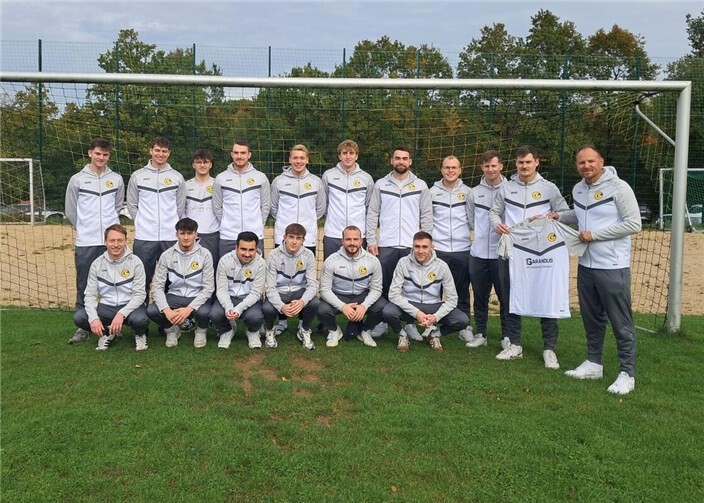 Die Erste der Grafschafter SG mit neuen Präsentationanzügen. Foto: GSG