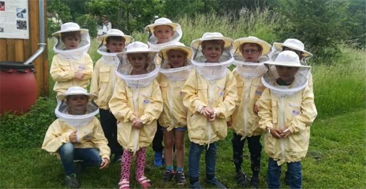 Die Erstklässler am Lehrbienenstand.Fotos: privat
