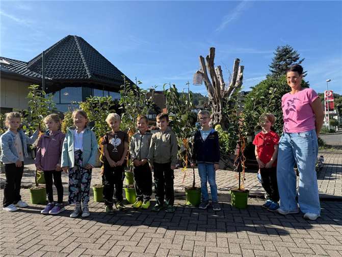 Die Erstklässler aus Hönningen und Liers erhalten ihre Erinnerungsbäume für den heimischen Garten. Foto: privat