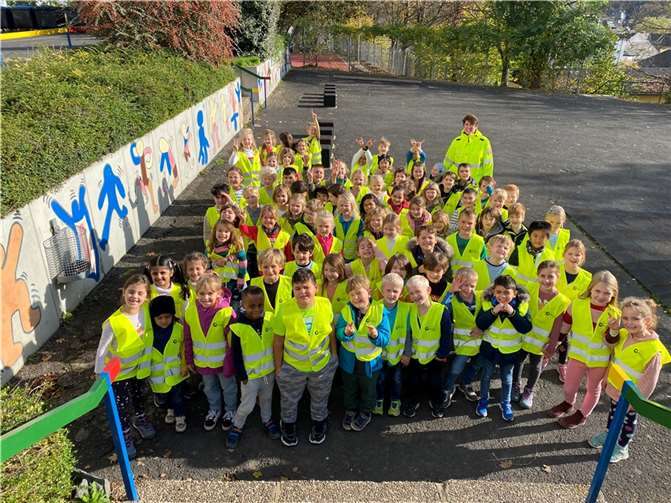 Die Erstklässler bekamen leuchtend gelbe Warnwesten.  Foto: GS Vallendar