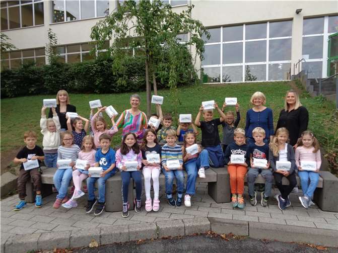 Die Erstklässler der Grundschule Pfarrer-Bechtel Mendig mit den gesponserten Brotdosen.  Foto: privat